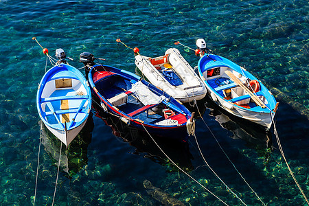 在意大利辛克特尔附近停泊的三艘船海岸线旅游旅行海洋国家蓝色大地港口阳光海岸图片