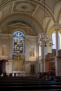 伦敦圣吉列斯战地教堂玻璃窗吊灯游客走道教会讲坛观光崇拜彩色旅行图片