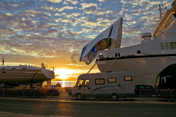日落时渡船码头图片