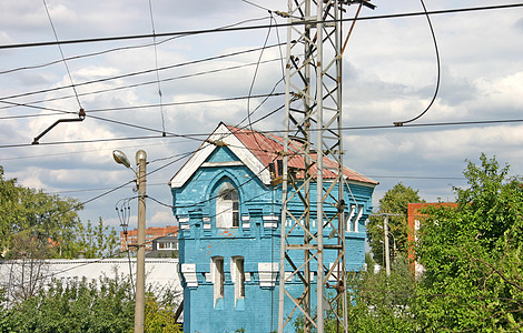 蓝房子 蓝色美丽 在电线后面图片