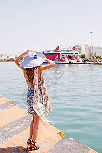 穿洋船背景的姑娘女孩们血管女性旅行天空裙子头发女士海岸线运输图片