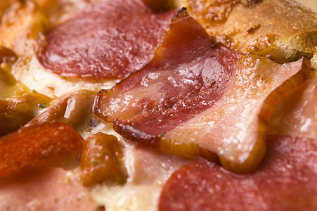 意大利披萨 配培根 腊肠和奶油奶酪午餐薄壳晚餐小吃营养食物垃圾面包图片