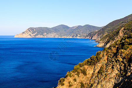 Cinque Ter的Corniglia村附近的野生和落基海岸悬崖边缘钓鱼假期公园旅行风景树木国家天空图片