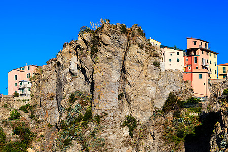 Cinque Ter 在Corniglia村的悬崖上大地国家海岸文化游客天空建筑假期石头蓝色图片