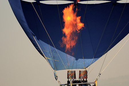 气球发动机运输燃烧火焰旅行蓝色运动天空红色航班娱乐图片