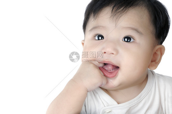 可爱的婴儿 把手指塞进嘴里图片