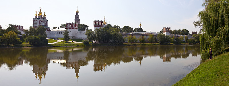 Novodevichy女修道院在莫斯科池塘的景象图片