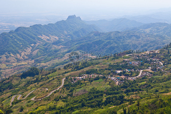 山中的道路运输环境高地阳光绿色森林地标天空顶峰风景图片