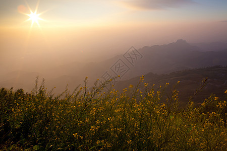 山边的日落旅游天空太阳土地岩石风景美丽环境爬坡国家图片