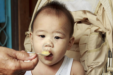 儿童饮食椅子男生后代食物早餐水果稀饭童年父母孩子图片