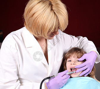 牙医进行牙科检查图片