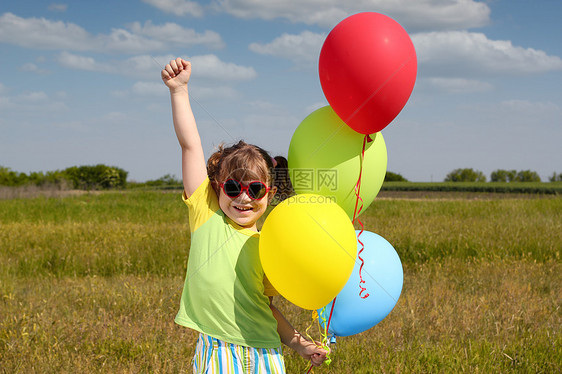 带着气球的快乐小女孩图片