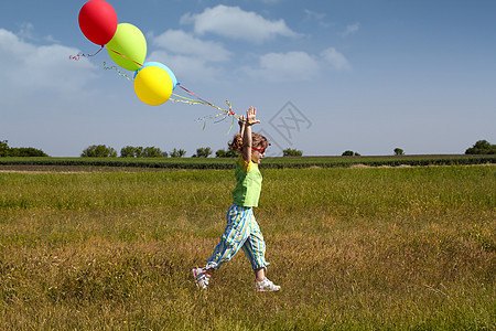 小女孩带着气球奔跑图片