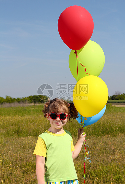 小女孩装着多彩气球图片