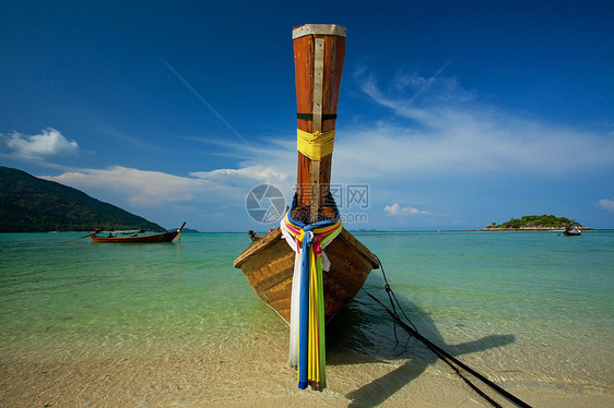 一艘船在海上航行晴天旅游假期尾巴海岸情调娱乐珊瑚异国悬崖图片