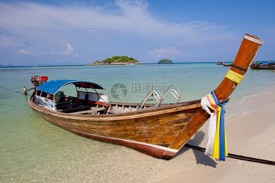 船舶在海上航行热带海岸旅游岩石情调晴天海洋风景旅行娱乐图片