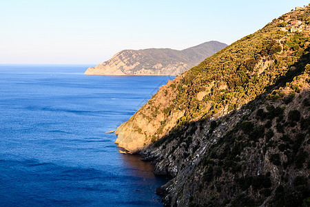 Cinque Ter的Corniglia村附近的野生和落基海岸村庄旅行大地树木钓鱼全景爬坡文化公园国家图片