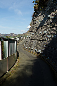 道路和墙壁金属别针建造人行道蓝色基础设施石头天空小路工程图片