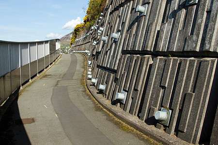 道路和墙壁建造小路别针石头人行道天空栏杆基础设施蓝色工程图片