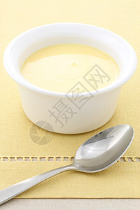 美味的新鲜酸奶勺子餐具产品食物水果原味餐厅饮料奶制品牛奶图片