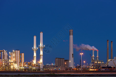 石化工业环境化学品生产蓝色石油技术工程烟囱工厂烟雾图片