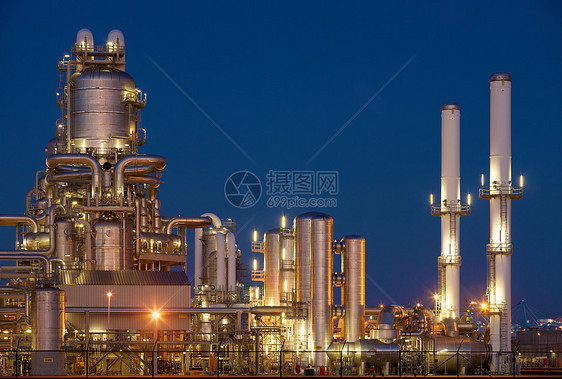 石化工业烟囱商业汽油烟雾生产炼油厂管道化学品金属天空图片