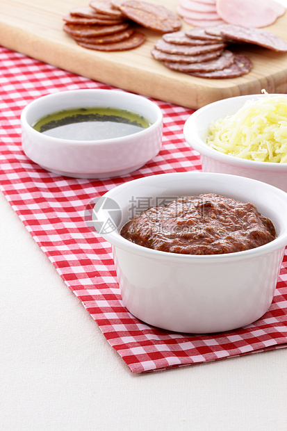 披萨比萨薄饼原料面粉香菜香肠午餐面团美食胡椒火腿熏肉餐厅图片