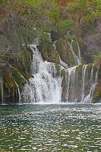 Krka河瀑布绿色蓝色瀑布环境国家森林地标公园峡谷石头图片