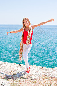 女孩在岩石上海对岸幸福地平线河岸凉鞋海滩沉思巨石女性场景头发图片