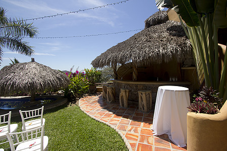 墨西哥热带度假胜地的酒吧阴影游泳池色彩旅行蓝色小屋天空外观草屋茅草图片
