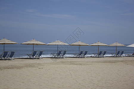 海滩椅子和有海洋视图的伞状气候风景沙滩海浪假期海岸线阳光蓝色目的地寂寞图片