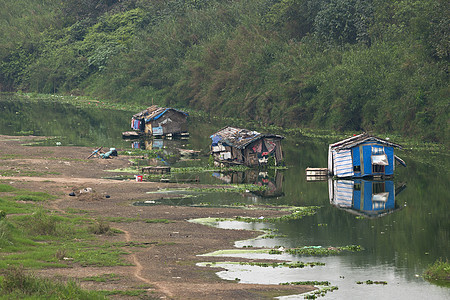 住在红河上的贫民窟小船上图片