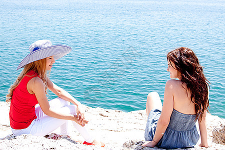 两个女孩在海边太阳友谊喜悦闲暇阳光微笑幸福家庭气候夫妻图片