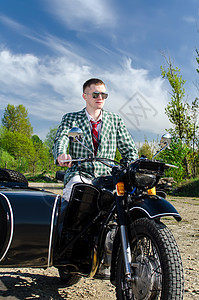 骑摩托车和随车的经典人男性航程自行车假期文化眼镜天空手提箱旅行运输图片
