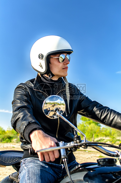 戴头盔和护目镜的摩托车警察赛车手天空法律夹克安全男性警卫皮革男人治安图片