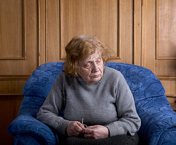 老妇人坐在扶手椅上宠物退休女士中风医学老年奶奶房子扶手椅祖母图片