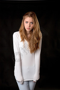 穿白毛衣的女孩美丽女性背景样子生活思考白色青少年黑色时代图片
