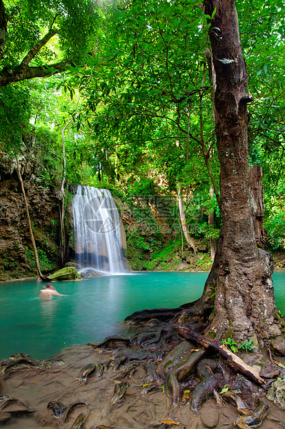 埃拉万瀑布反射木头森林石头公园热带流动溪流旅行叶子图片