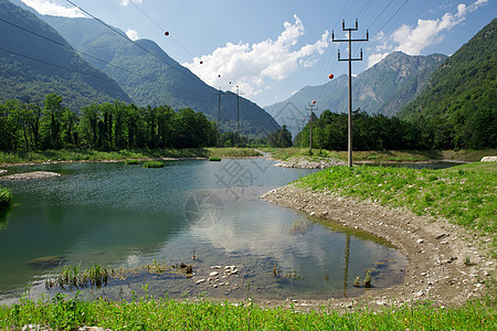 小湖植被植物气候岩石环境蓝色晴天池塘旅行生物图片