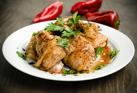 鸡肉加辣椒酱资源盘子红色色彩主菜饮食蔬菜蒸汽午餐烧烤架图片