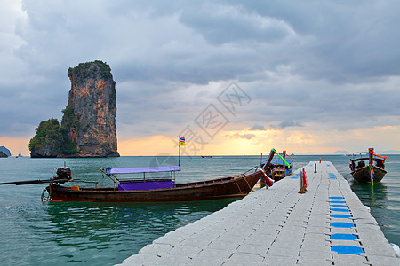 船舶在海上航行尾巴情调风景蓝色天空海岸支撑旅游悬崖假期图片