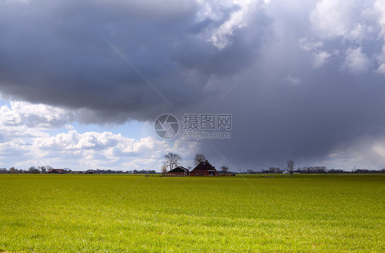 暴风雨期间农庄图片