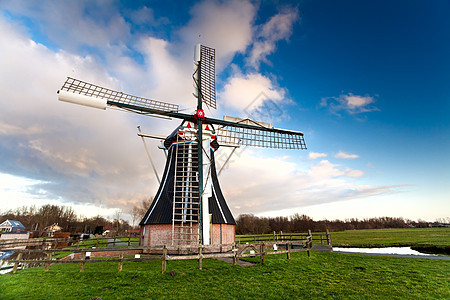 传统荷兰风车绿色文化蓝色建筑旅行牧场云景草地天空吸引力背景图片