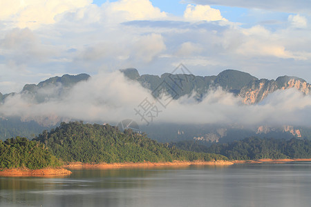 泰国广受欢迎的国家公园KhaoSok天空丛林纠纷旅行荒野环境风景公园灌木丛木头图片