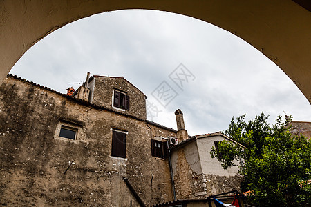 从克罗地亚波雷奇老房子的拱门查看图片