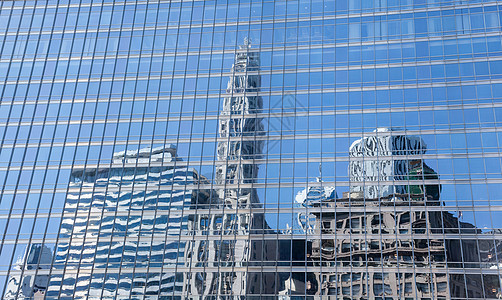 芝加哥旧建筑和新建筑的反射图片