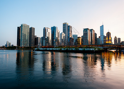 从海军码头 日落在芝加哥上空场景城市天空全景摩天大楼支撑公园市中心建筑学公寓图片