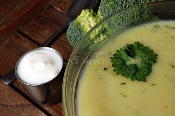 花椰菜奶油汤桌子午餐芹菜绿色面包肉汤盘子奶油蔬菜食物图片