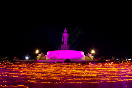 Makha Bucha日寺庙精神金子蜡烛佛教徒建筑宗教文化城市游客图片