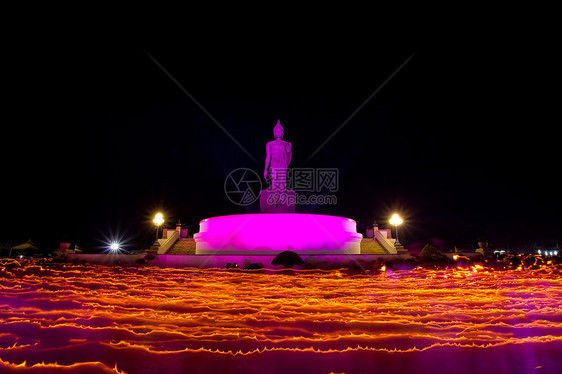 Makha Bucha日寺庙精神金子蜡烛佛教徒建筑宗教文化城市游客图片